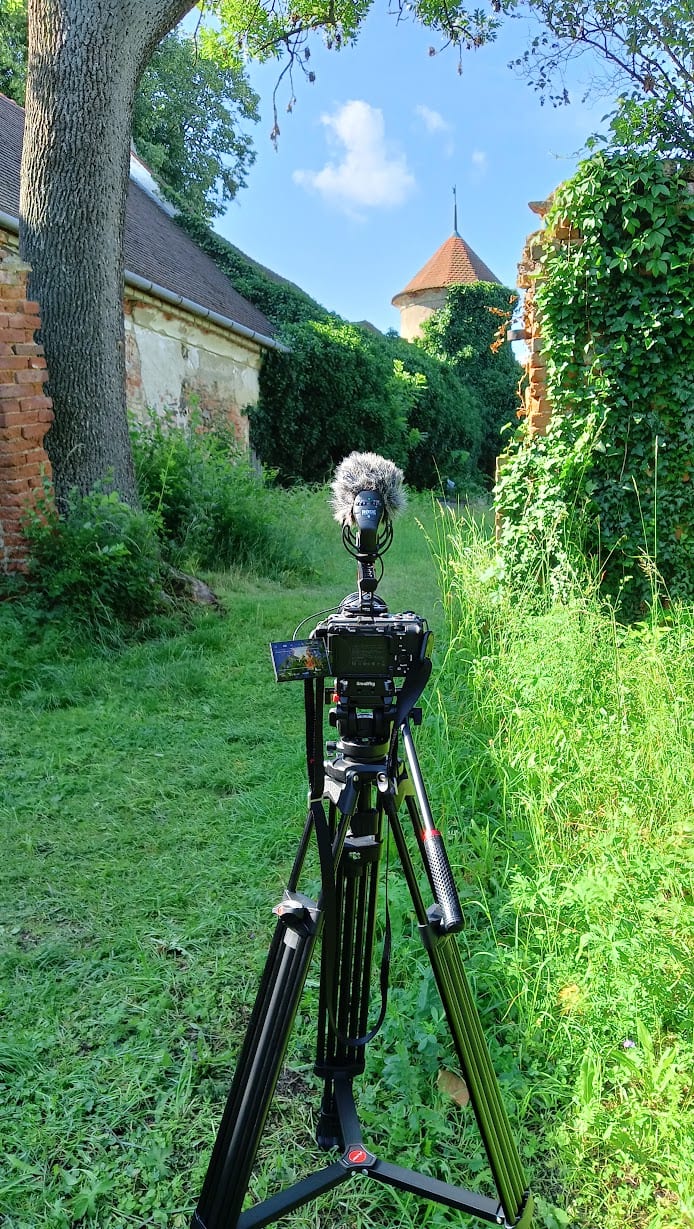 Kamera připravená k natáčení v areálu zámku Ptení