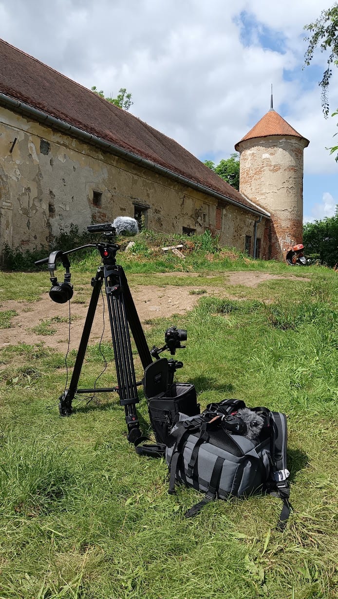 Kamerová a zvuková technika během natáčení dokumentu na zámku Ptení